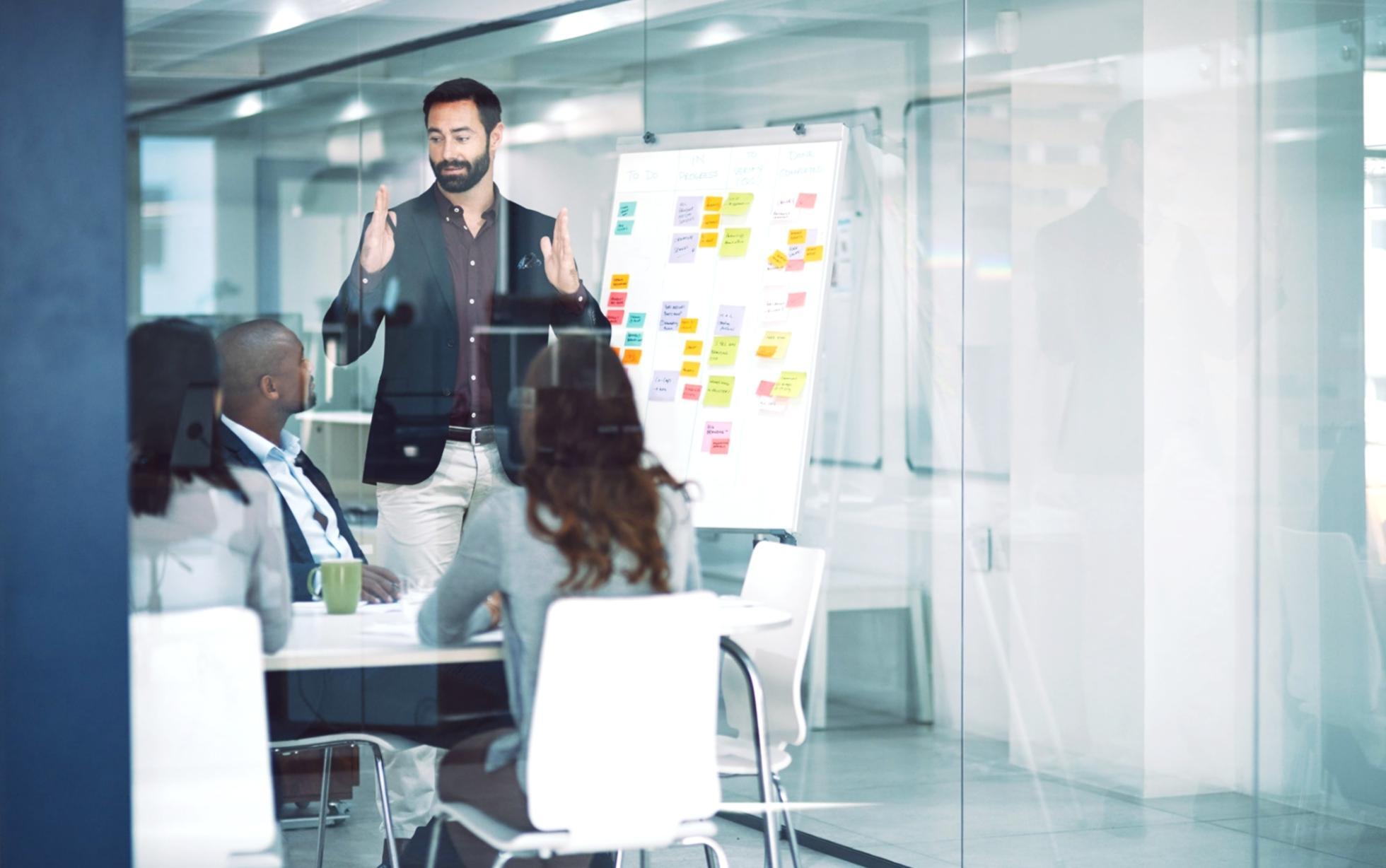 Студент во время онлайн-занятия французским языком